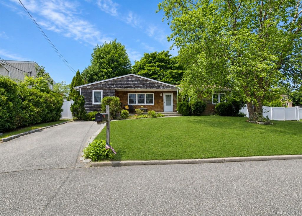 34 Barrett Avenue, Bayport, NY 11705