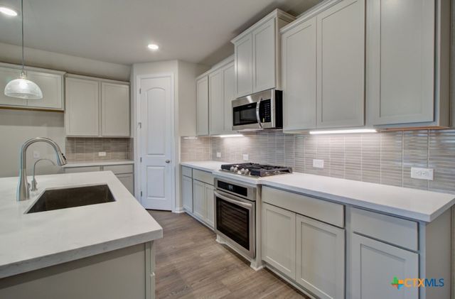 927 Creek Bed Drive, New Braunfels, TX 78130