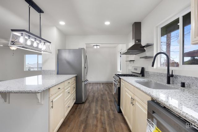 405 Pilgrim Avenue, Taft, CA 93268