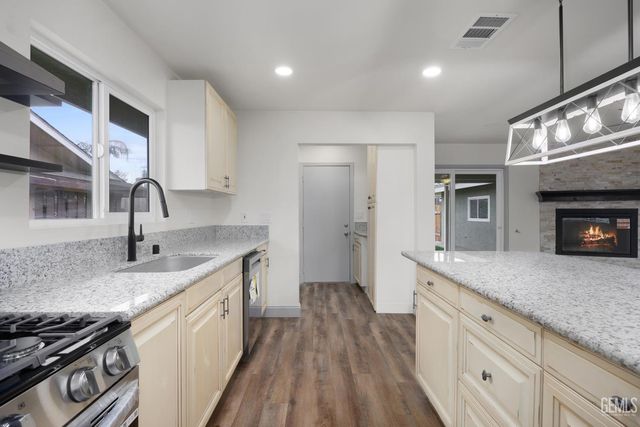 405 Pilgrim Avenue, Taft, CA 93268