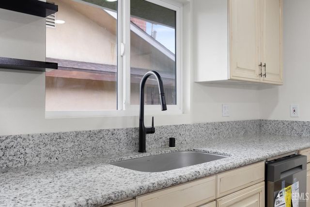 405 Pilgrim Avenue, Taft, CA 93268