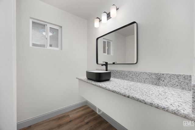 405 Pilgrim Avenue, Taft, CA 93268