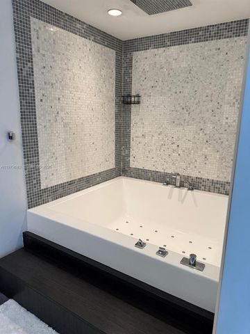 200 Biscayne Boulevard Way 3711, Miami, FL 33131