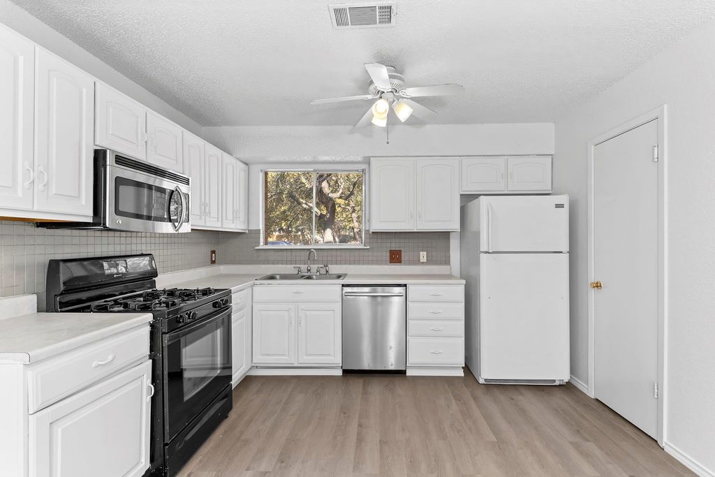 500 Honeysuckle DR, Cedar Park, TX 78613