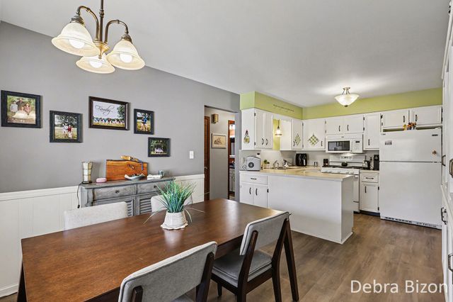 7425 Pinegrove Drive, Jenison, MI 49428