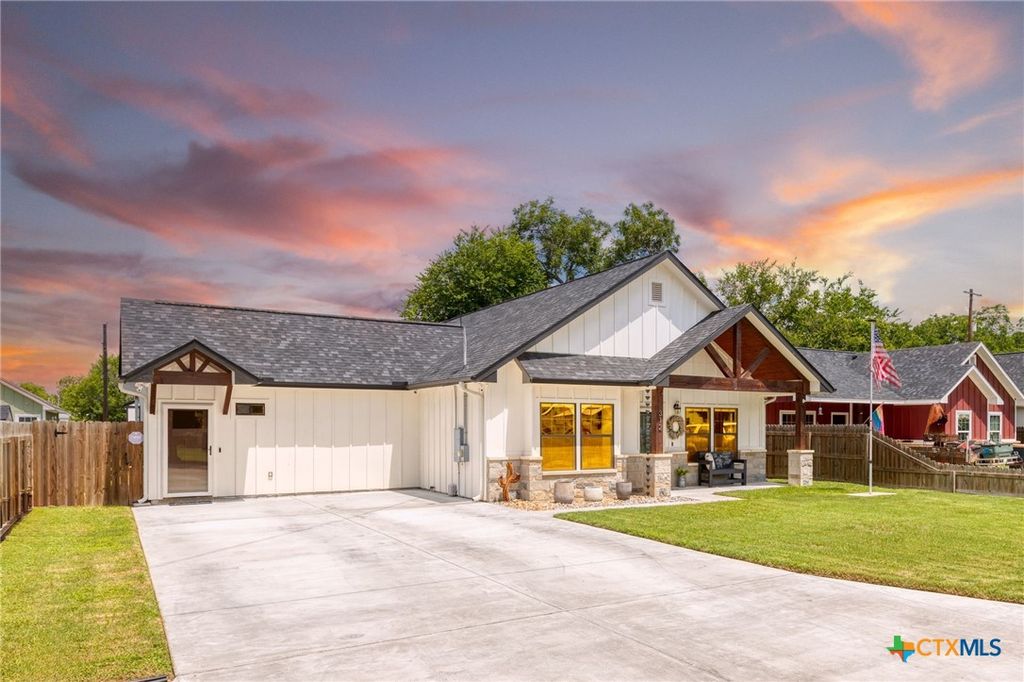 312 Holly Avenue, Luling, TX 78648