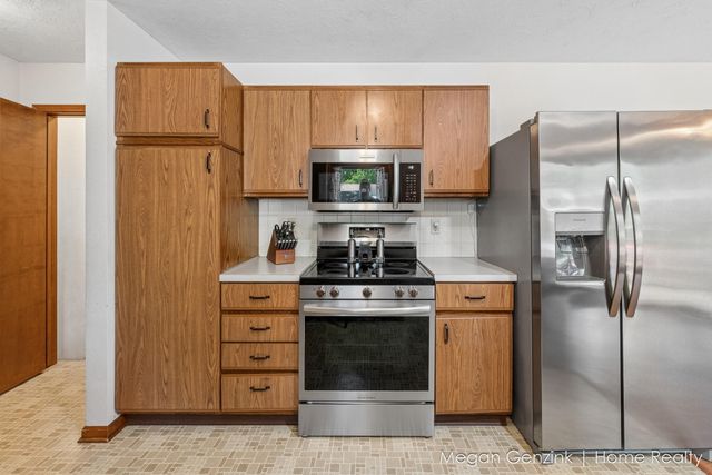 195 Surry Oak Drive, Holland Twp, MI 49424