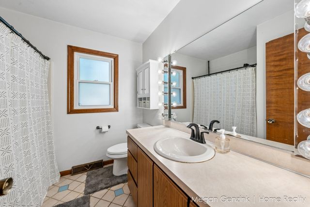 195 Surry Oak Drive, Holland Twp, MI 49424