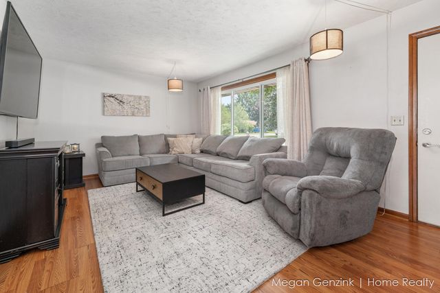 195 Surry Oak Drive, Holland Twp, MI 49424