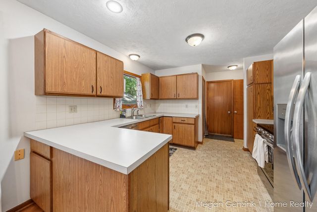 195 Surry Oak Drive, Holland Twp, MI 49424