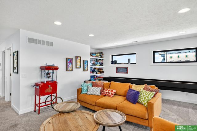 6630 Pawnee Circle, Omaha, NE 68152
