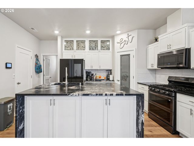 438 GREENCREST St, Salem, OR 97301