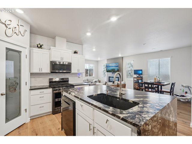 438 GREENCREST St, Salem, OR 97301