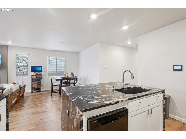 438 GREENCREST St, Salem, OR 97301