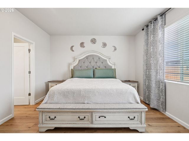 438 GREENCREST St, Salem, OR 97301