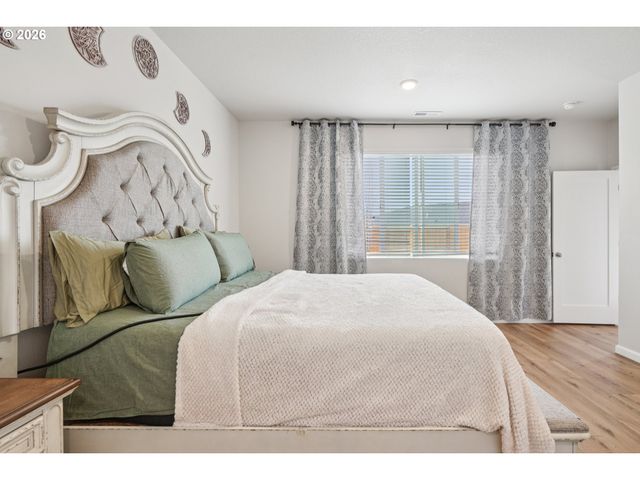 438 GREENCREST St, Salem, OR 97301