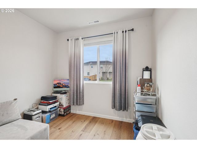 438 GREENCREST St, Salem, OR 97301