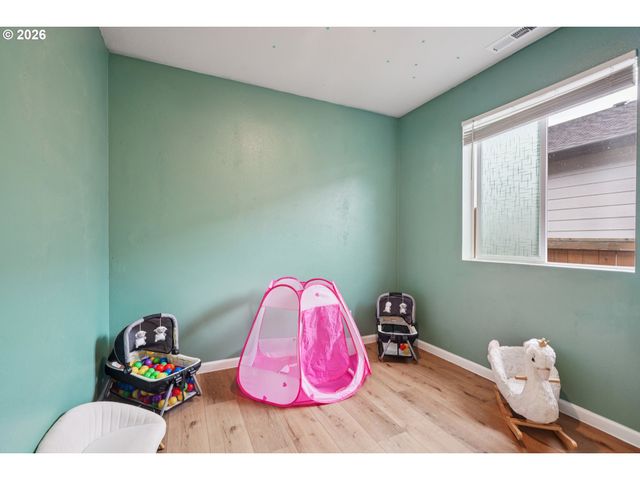 438 GREENCREST St, Salem, OR 97301