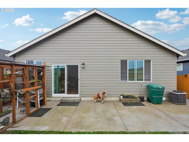 438 GREENCREST St, Salem, OR 97301