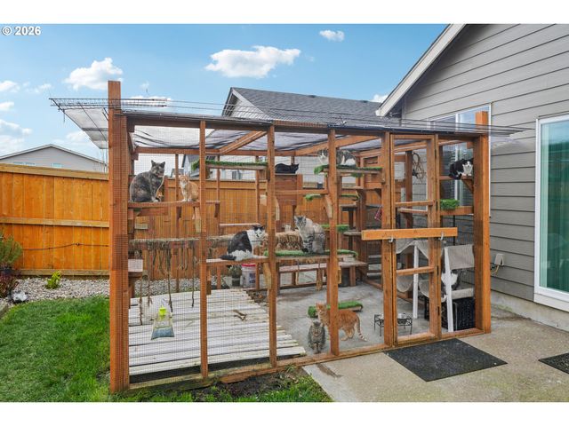 438 GREENCREST St, Salem, OR 97301