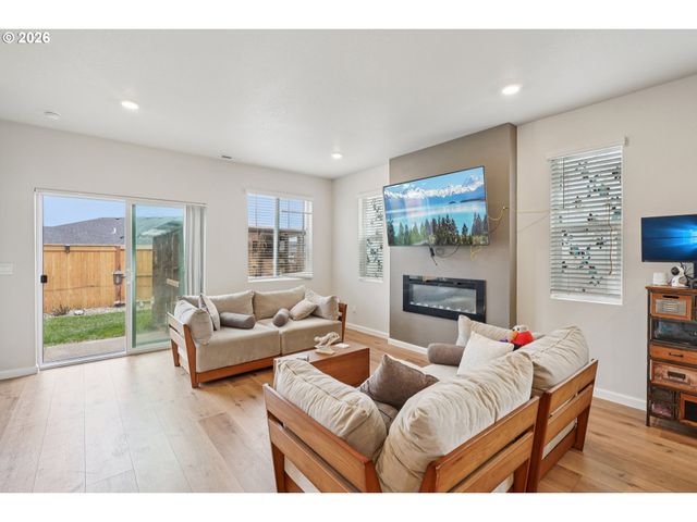 438 GREENCREST St, Salem, OR 97301