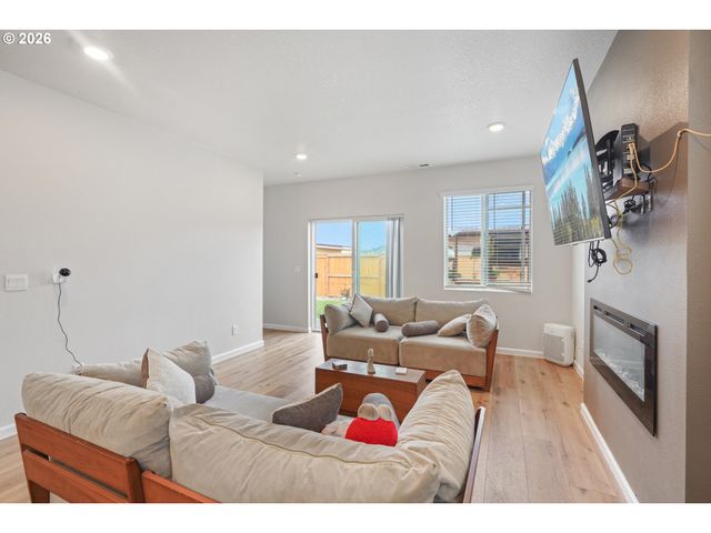 438 GREENCREST St, Salem, OR 97301