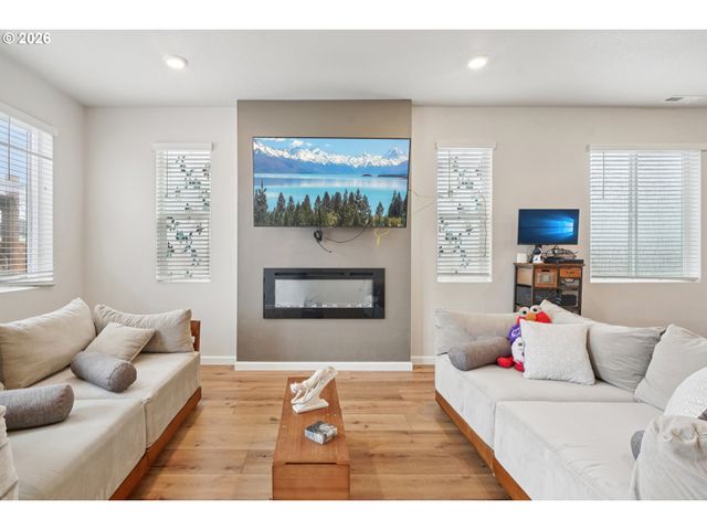 438 GREENCREST St, Salem, OR 97301