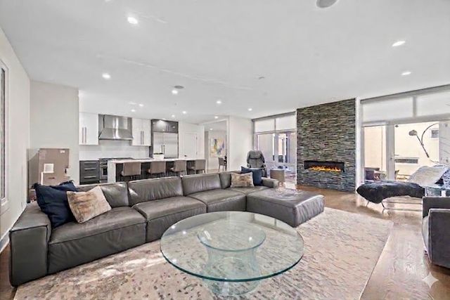 2009 Skyelar Court, Highland Park, IL 60035