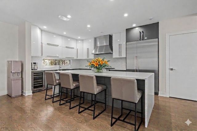 2009 Skyelar Court, Highland Park, IL 60035