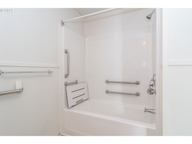 5000 Ne STEPHENS St 27, Roseburg, OR 97470