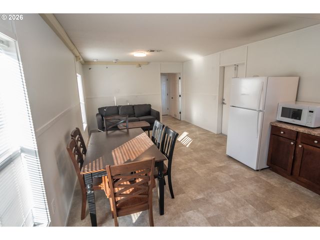 5000 Ne STEPHENS St 27, Roseburg, OR 97470