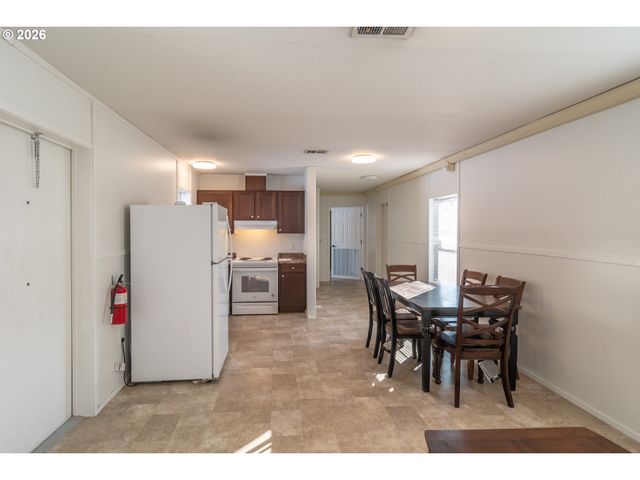 5000 Ne STEPHENS St 27, Roseburg, OR 97470