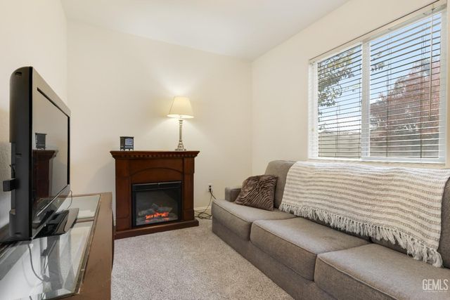 243 Deep Creek Drive, Bakersfield, CA 93308