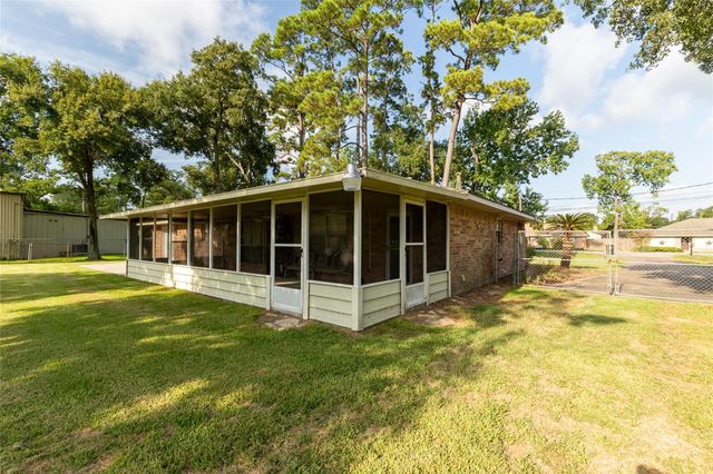 221 Maple Street, Highlands, TX 77562