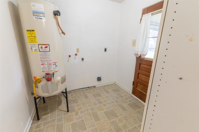 221 Maple Street, Highlands, TX 77562