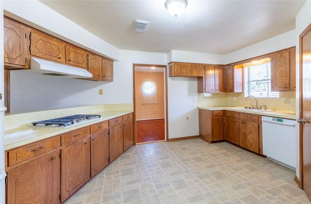 221 Maple Street, Highlands, TX 77562