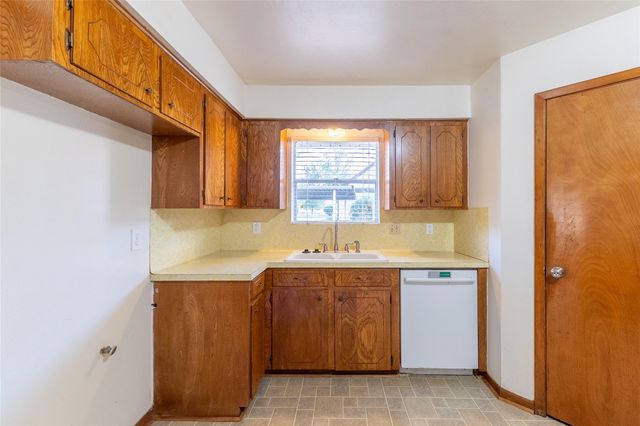 221 Maple Street, Highlands, TX 77562