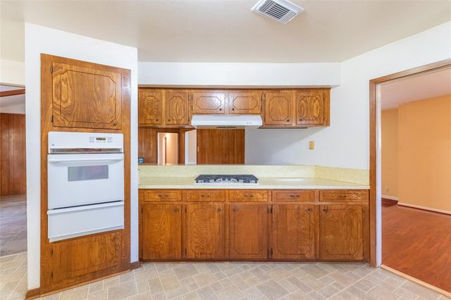 221 Maple Street, Highlands, TX 77562