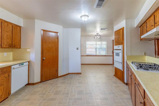 221 Maple Street, Highlands, TX 77562