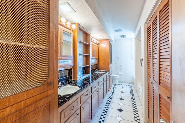 221 Maple Street, Highlands, TX 77562