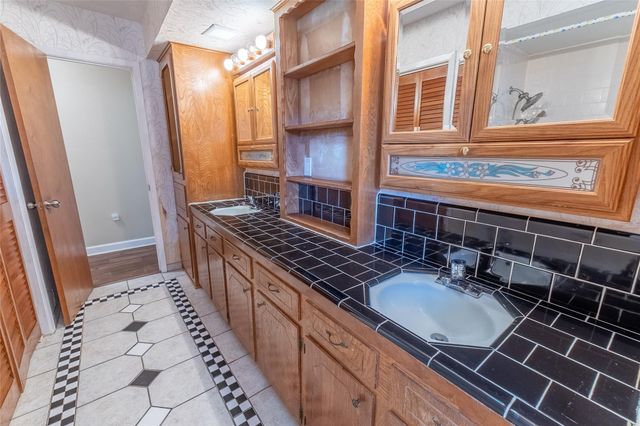 221 Maple Street, Highlands, TX 77562