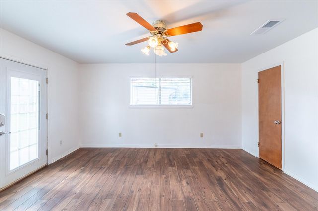 221 Maple Street, Highlands, TX 77562