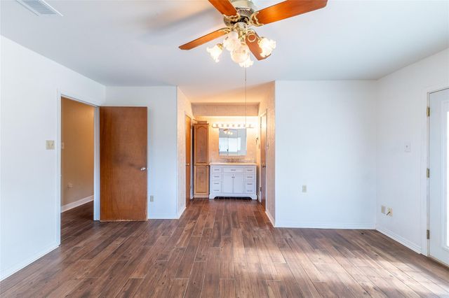 221 Maple Street, Highlands, TX 77562