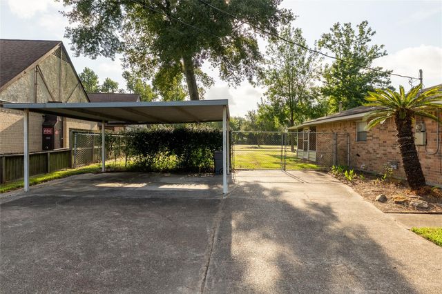 221 Maple Street, Highlands, TX 77562