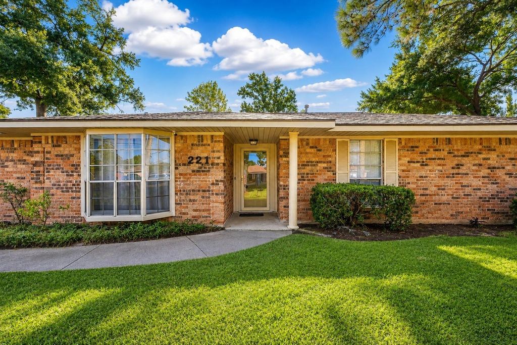 221 Maple Street, Highlands, TX 77562
