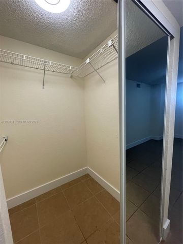 2811 N Oakland Forest Dr 102, Oakland Park, FL 33309