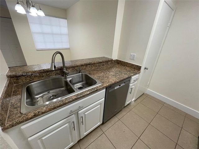2811 N Oakland Forest Dr 102, Oakland Park, FL 33309