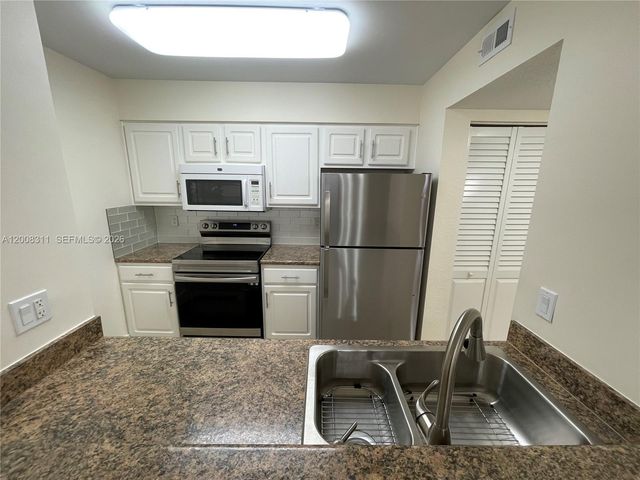 2811 N Oakland Forest Dr 102, Oakland Park, FL 33309