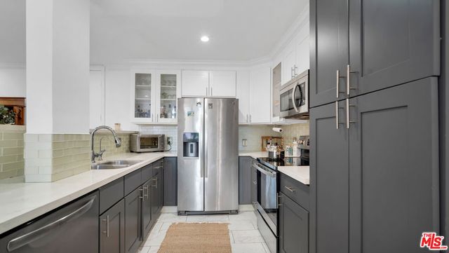 100 S Doheny Drive 221, Los Angeles, CA 90048