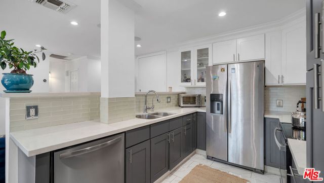 100 S Doheny Drive 221, Los Angeles, CA 90048